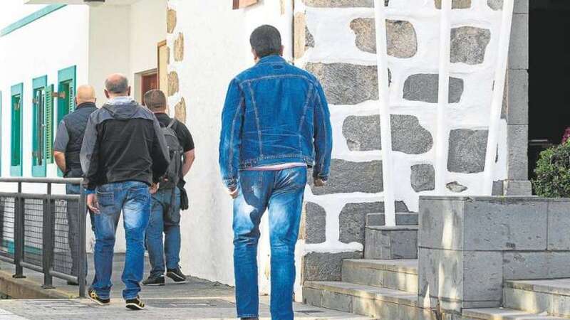 Agentes de paisano de la Guardia Civil entran en el Ayuntamiento de Valsequillo, ayer (Foto Borja Suárez/C7)